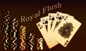 Spillekort der viser en s?kaldt royal flush og pokerchips. 