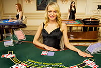 Un croupier Playtech al timone di un tavolo blackjack live.